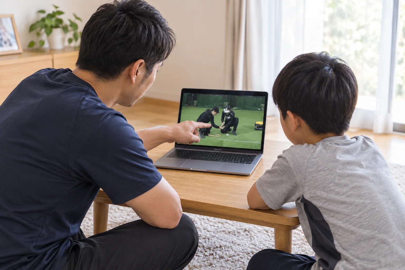 親子でパソコンの動画を視聴(利用イメージ)